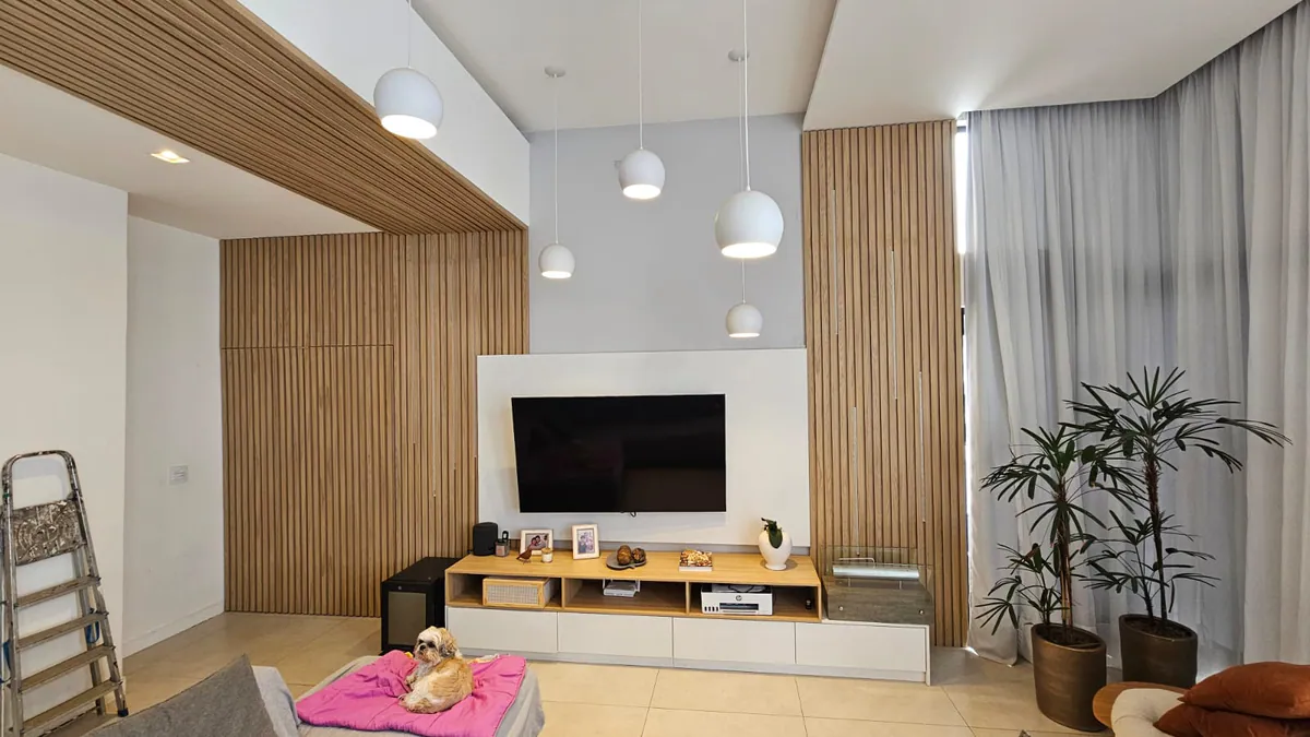 Living com paredes ripadas: Sala de estar