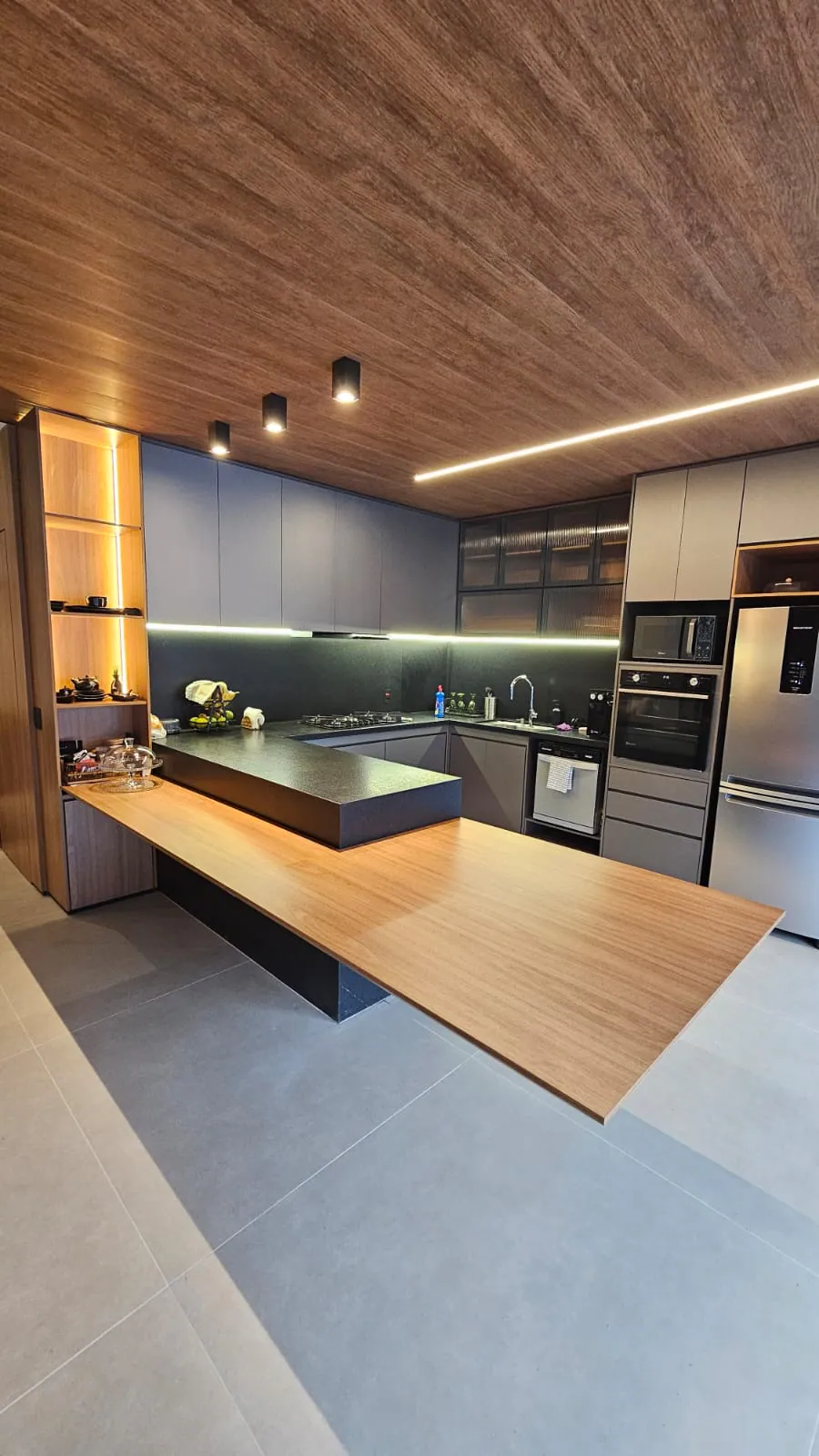Cozinha integrada com coluna curva: Cozinha + estar integrado