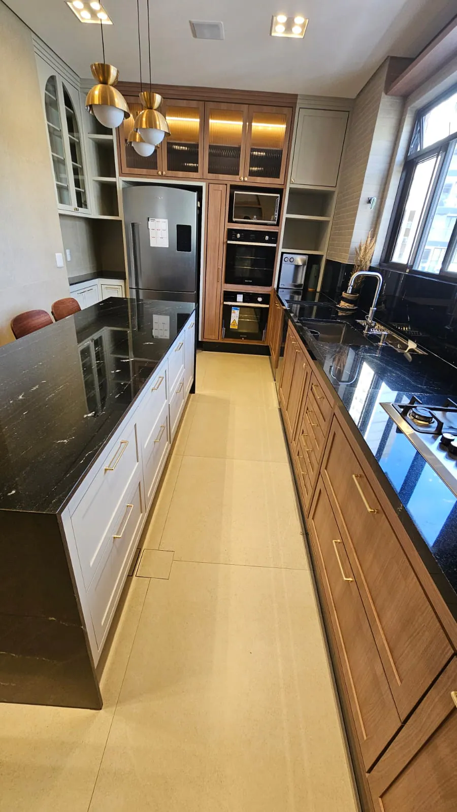 Cozinha amadeirada com ilha: Cozinha completa