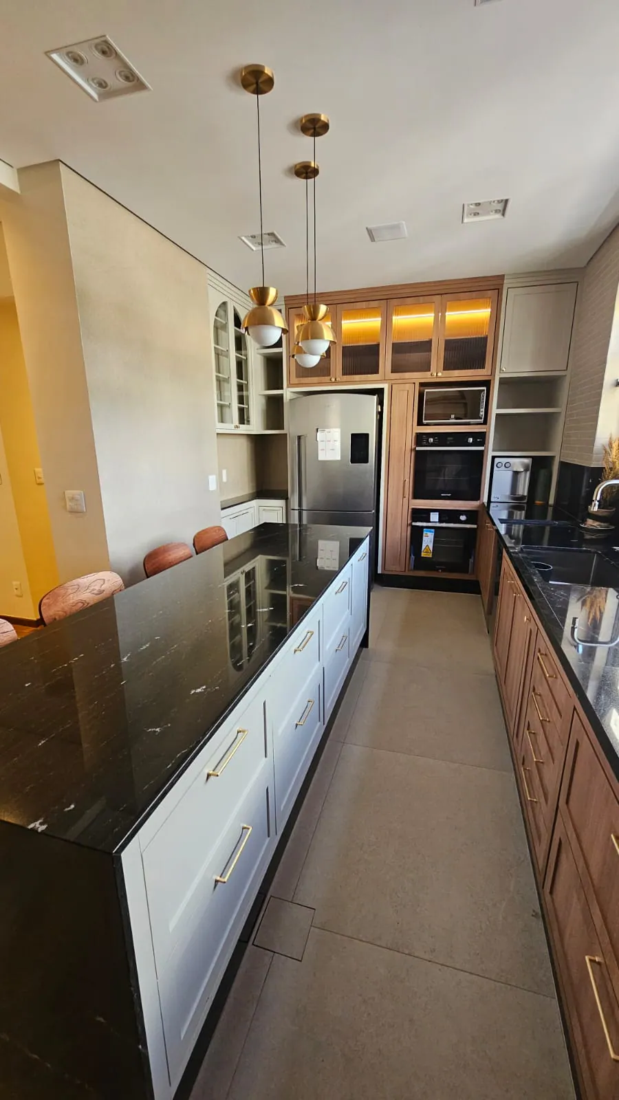 Cozinha amadeirada com ilha: Cozinha completa