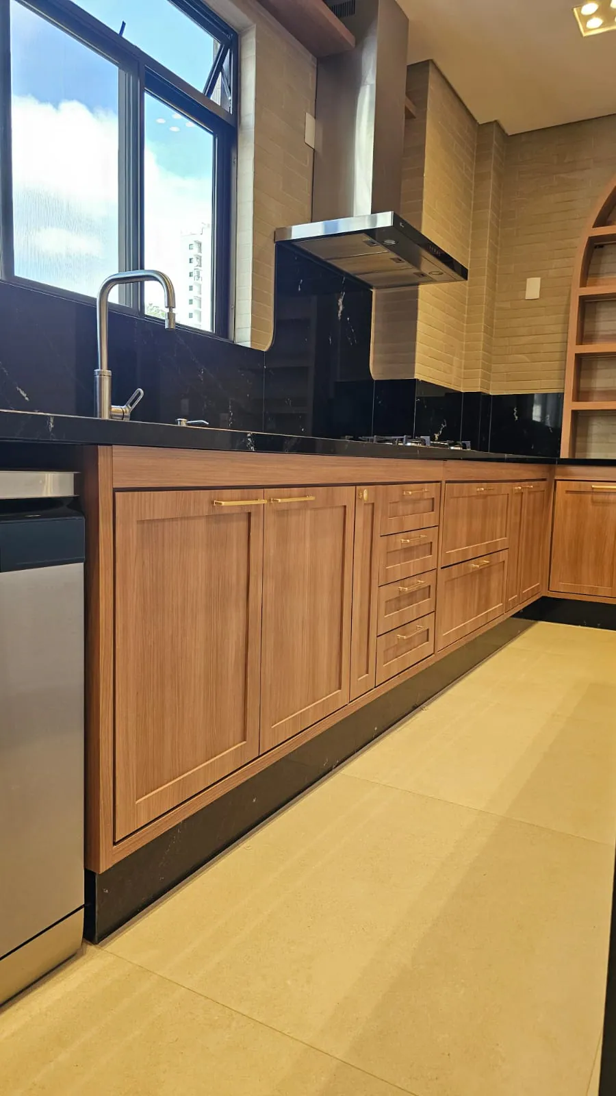 Cozinha amadeirada com ilha: Cozinha completa