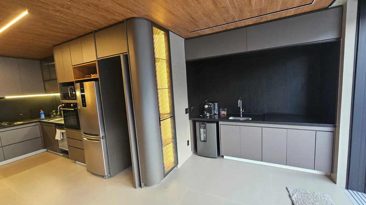 Cozinha integrada com coluna curva: Cozinha + estar integrado