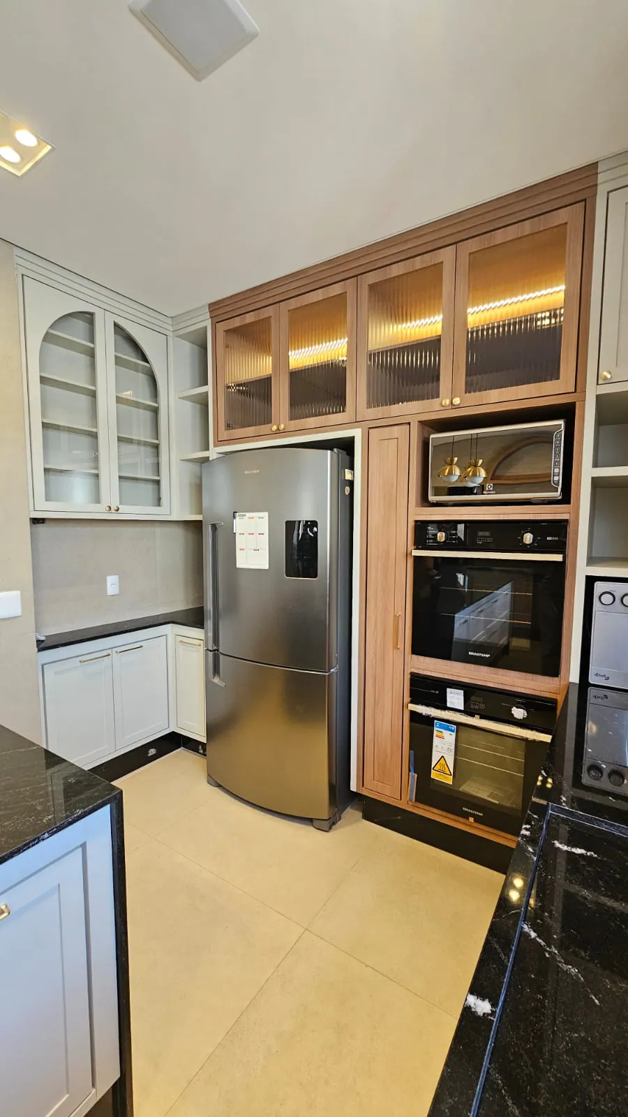 Cozinha amadeirada com ilha: Cozinha completa