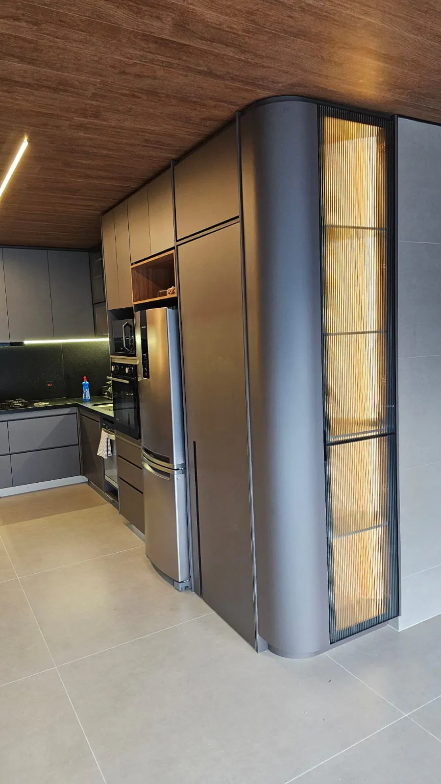 Cozinha integrada com coluna curva: Cozinha + estar integrado