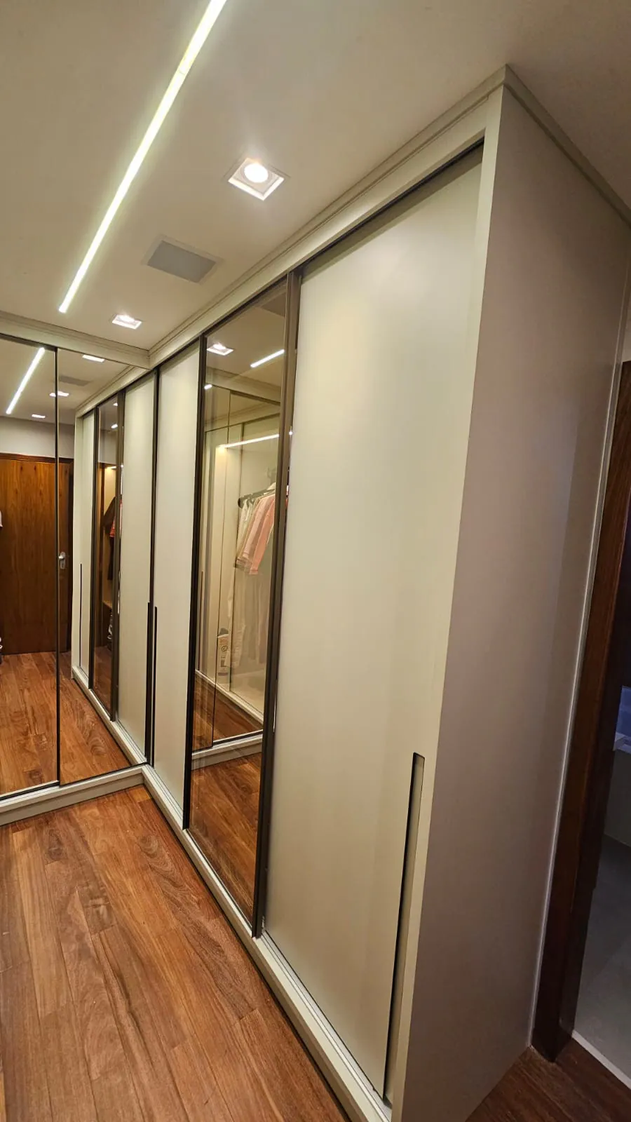 Guarda-roupa com portas espelhadas: Dormitório