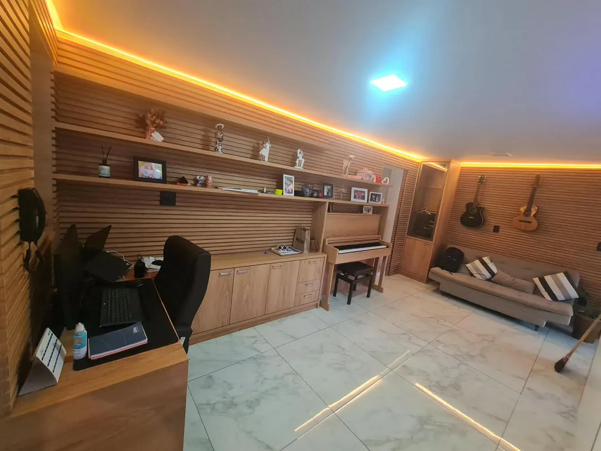 Sala de música com estante ripada: Sala + escritório