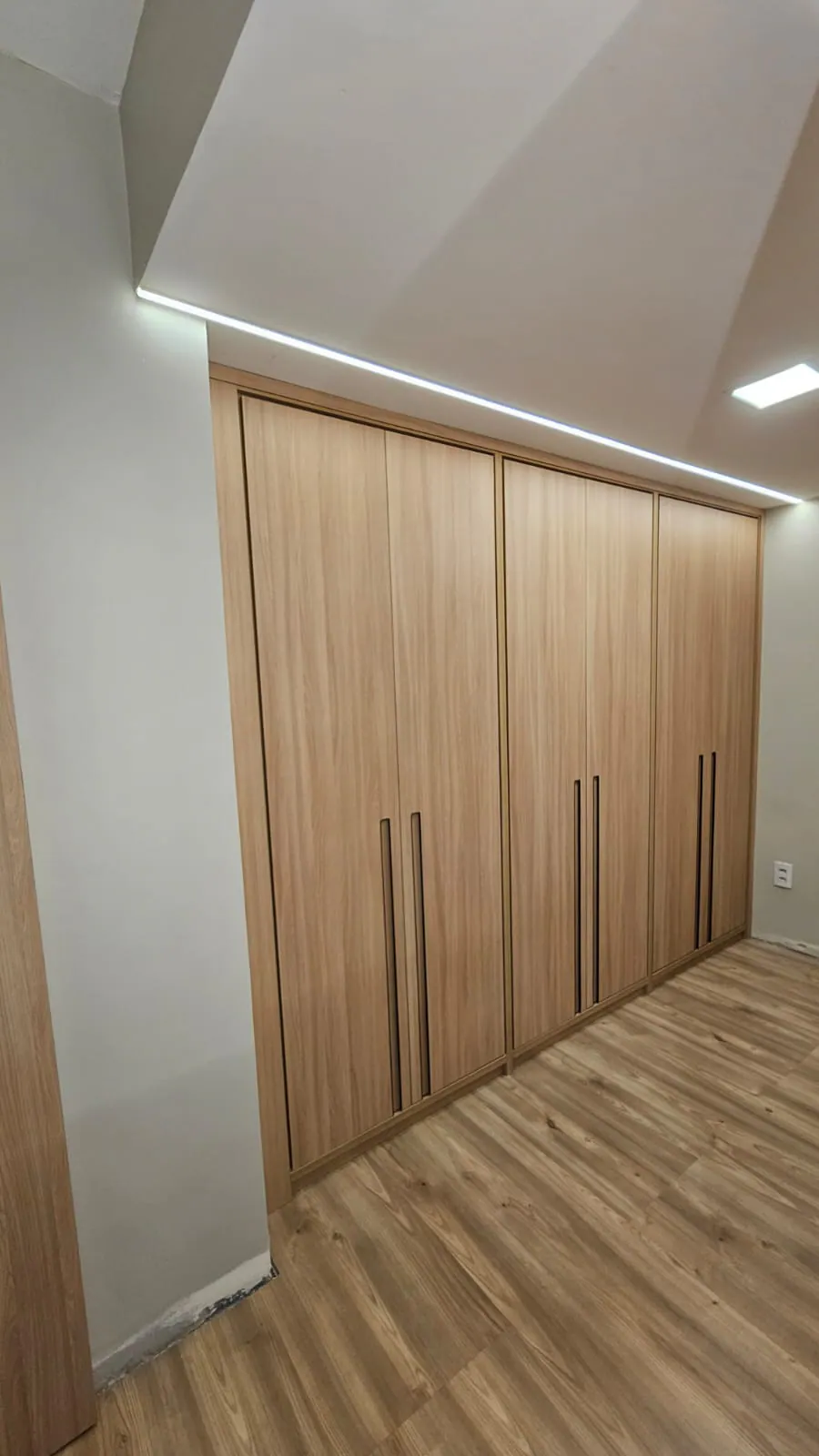 Closet com penteadeira iluminada: Closet + guarda-roupa