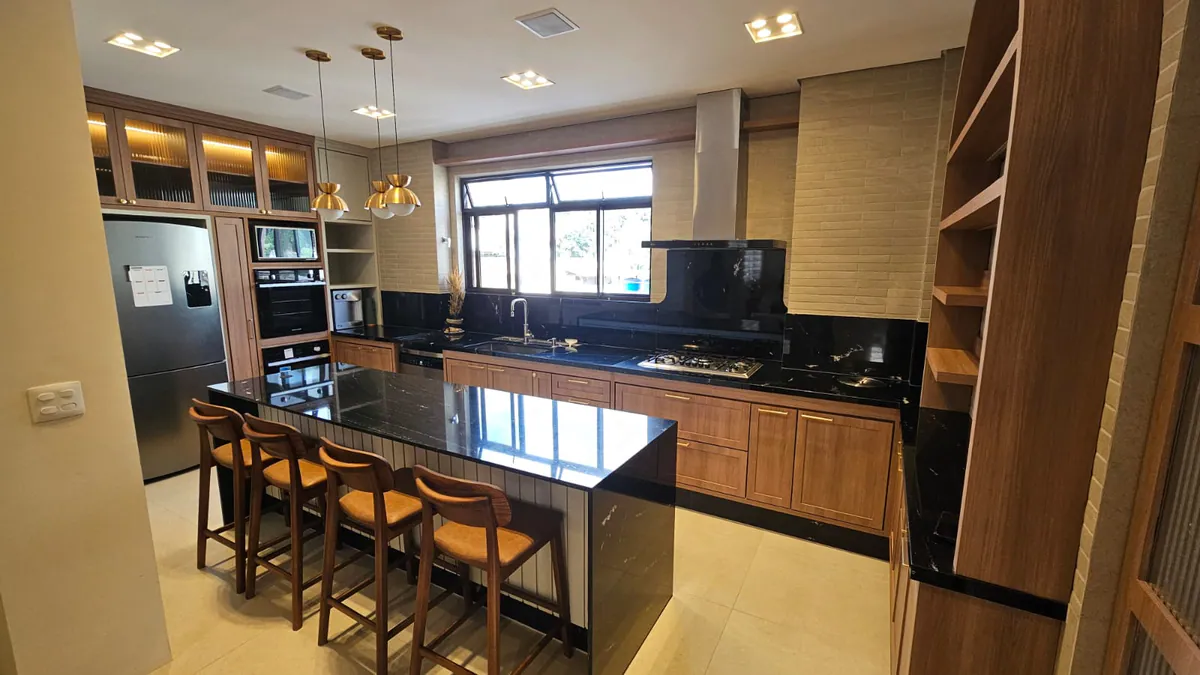 Cozinha amadeirada com ilha: Cozinha completa