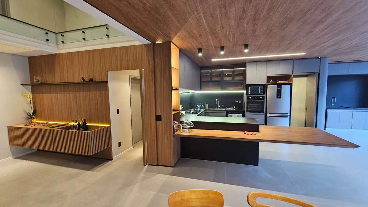 Cozinha integrada com coluna curva: Cozinha + estar integrado