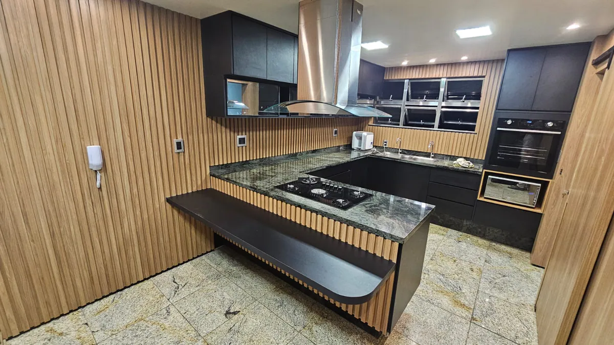 Cozinha ripada com ilha de cocção: Cozinha