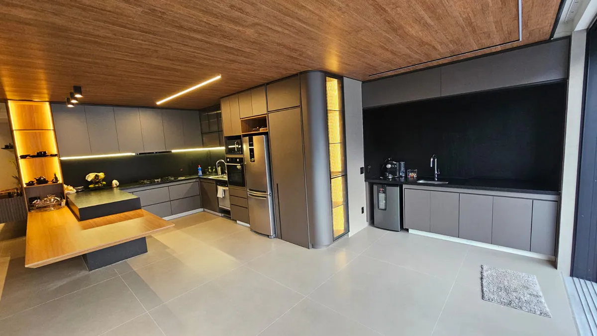 Cozinha integrada com coluna curva: Cozinha + estar integrado